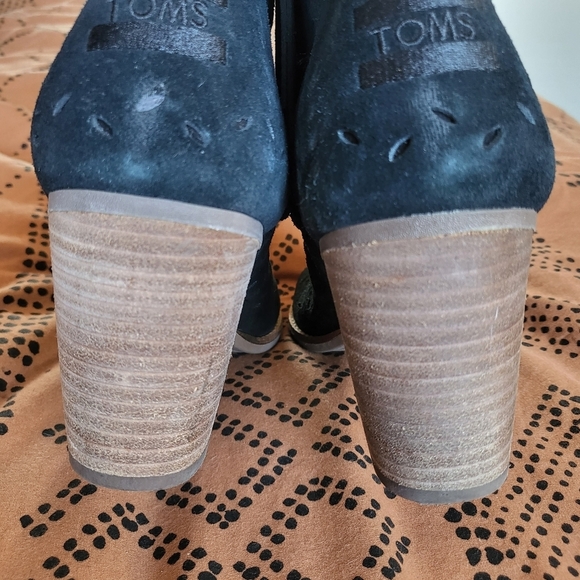 EUC TOMS Majorca Black Suede Cutout Peeptoe Bootie Women 10 - Picture 9 of 12